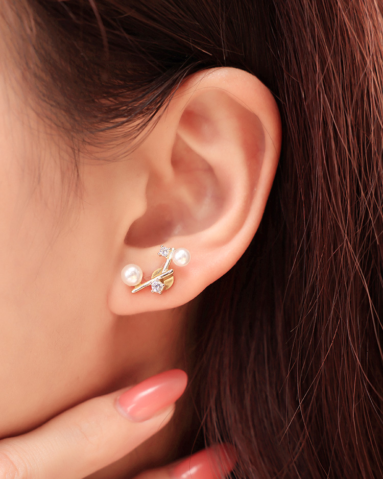 珍珠發芽 無耳洞黏貼式耳環 模特兒展示