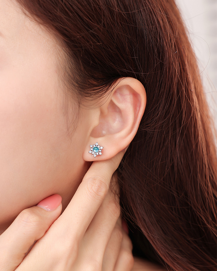 璀璨藍星 無耳洞黏貼式耳環 模特兒展示