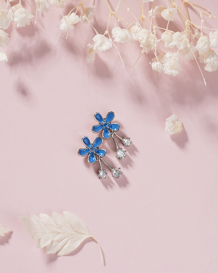 清新小藍花鑲鑽  無耳洞黏貼式耳環 場景展示