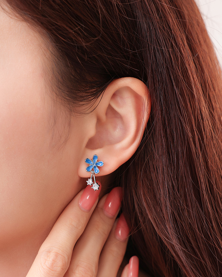清新小藍花鑲鑽  無耳洞黏貼式耳環 模特兒展示