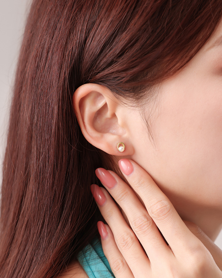 小巧珍珠  無耳洞黏貼式耳環 模特兒展示