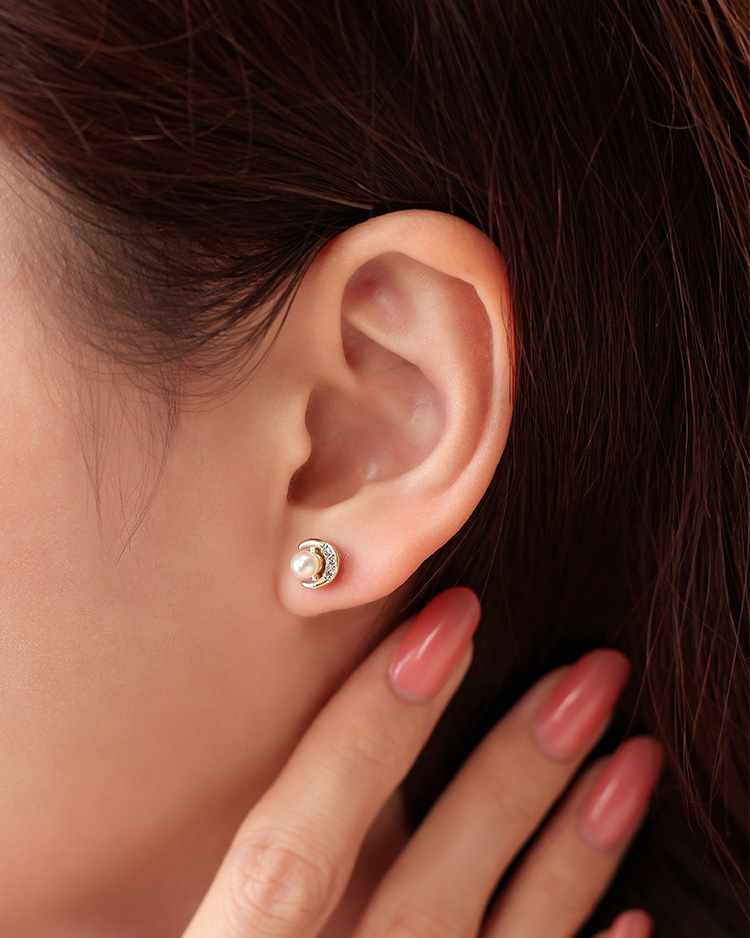 珍珠月牙灣   無耳洞黏貼式耳環 模特兒展示