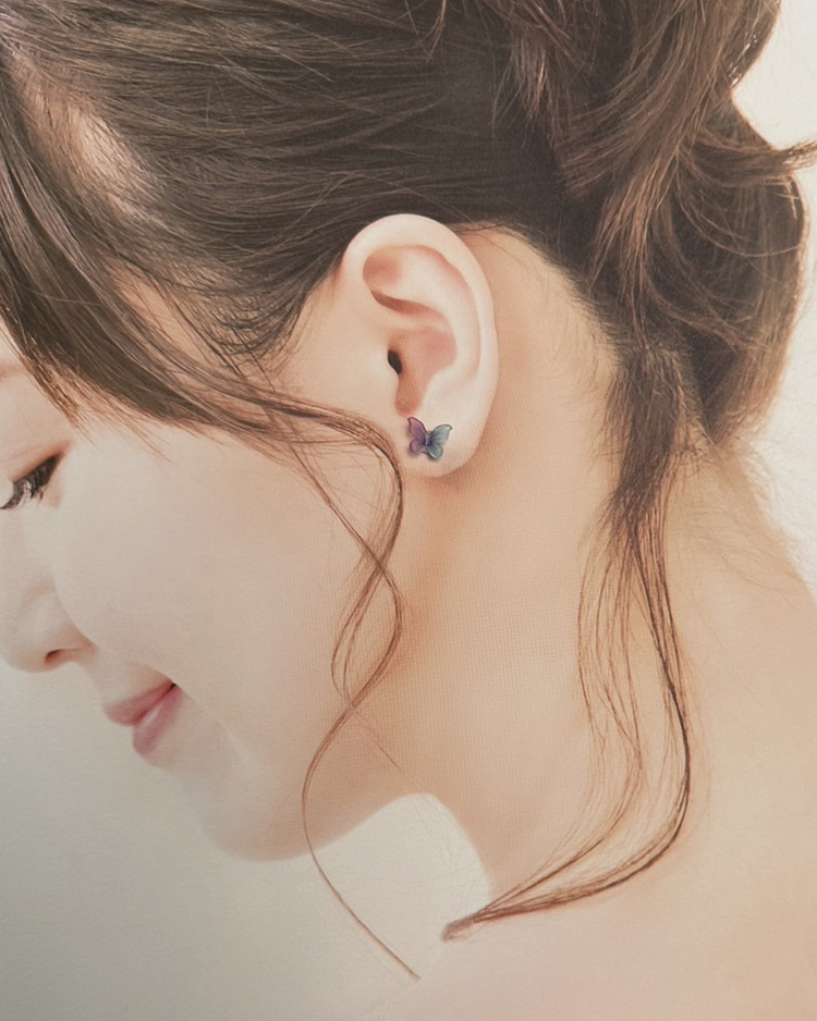 彩色立體蝴蝶(10色) 耳針/無耳洞黏貼式耳環 模特兒展示