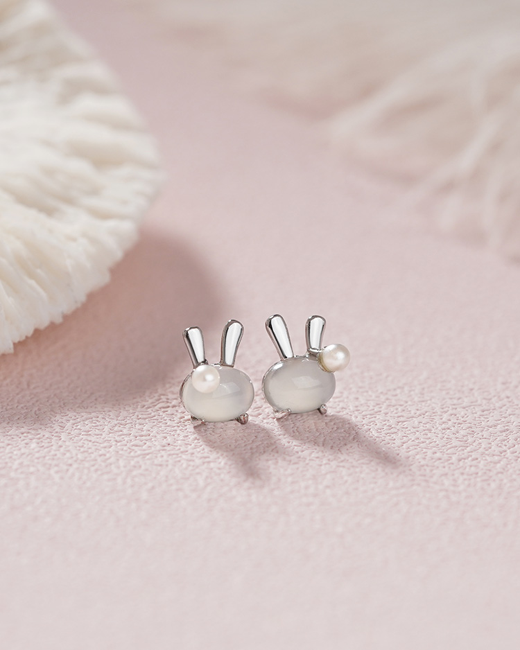 珍珠月兔 無耳洞黏貼式耳環 場景展示