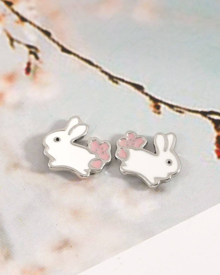 櫻花兔兔 無耳洞黏貼式耳環 場景展示
