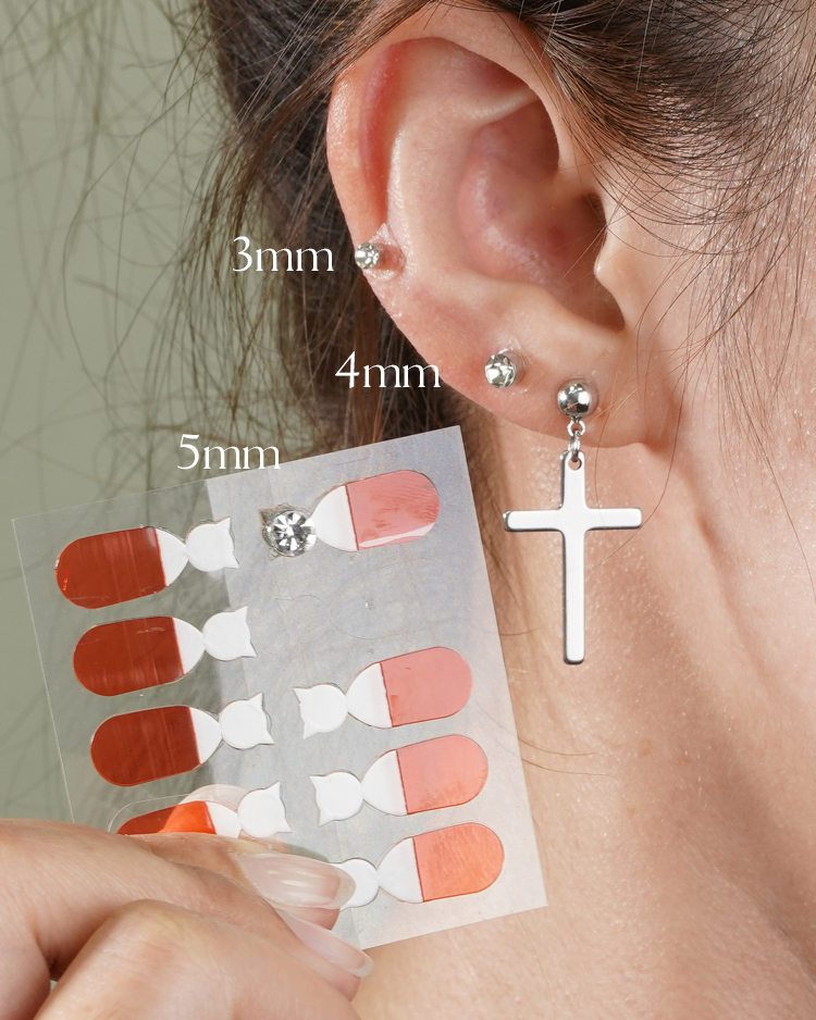 迷你精巧經典圓鑽 無耳洞黏貼式耳環 (3mm) 模特兒展示