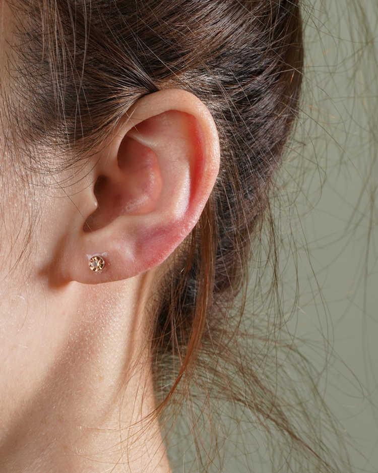 迷你精巧經典圓鑽 無耳洞黏貼式耳環 (4mm) 模特兒展示