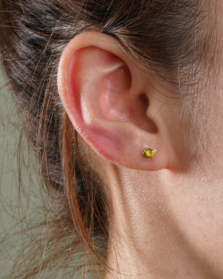 迷你精巧經典圓鑽 無耳洞黏貼式耳環 (4mm) 模特兒展示