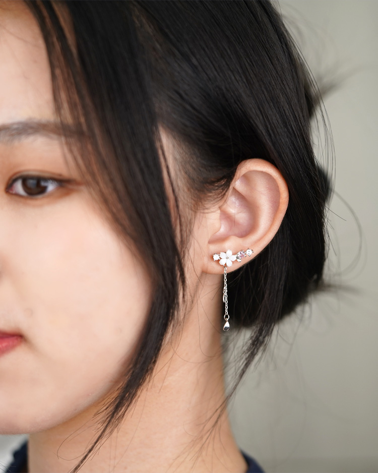 粉色花夢 無耳洞黏貼式耳環 模特兒展示