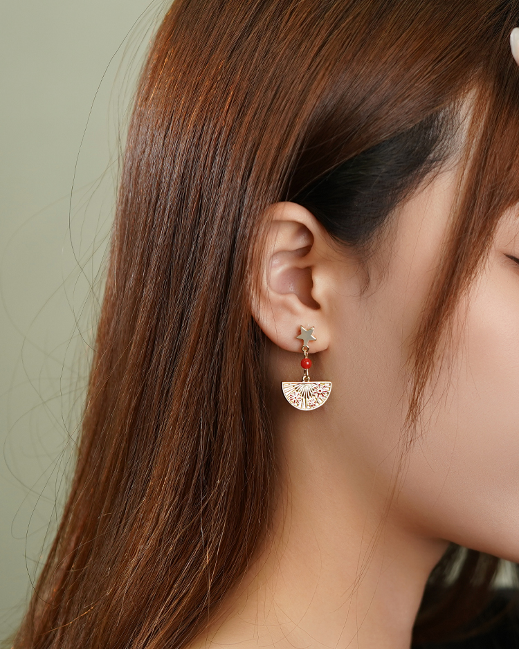可愛狐狸系列-日系扇子 耳針/無耳洞黏貼式耳環 模特兒展示