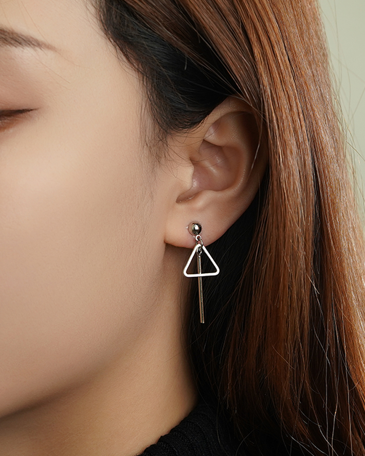 簡約幾何三角形 耳針/無耳洞黏貼式耳環 模特兒展示