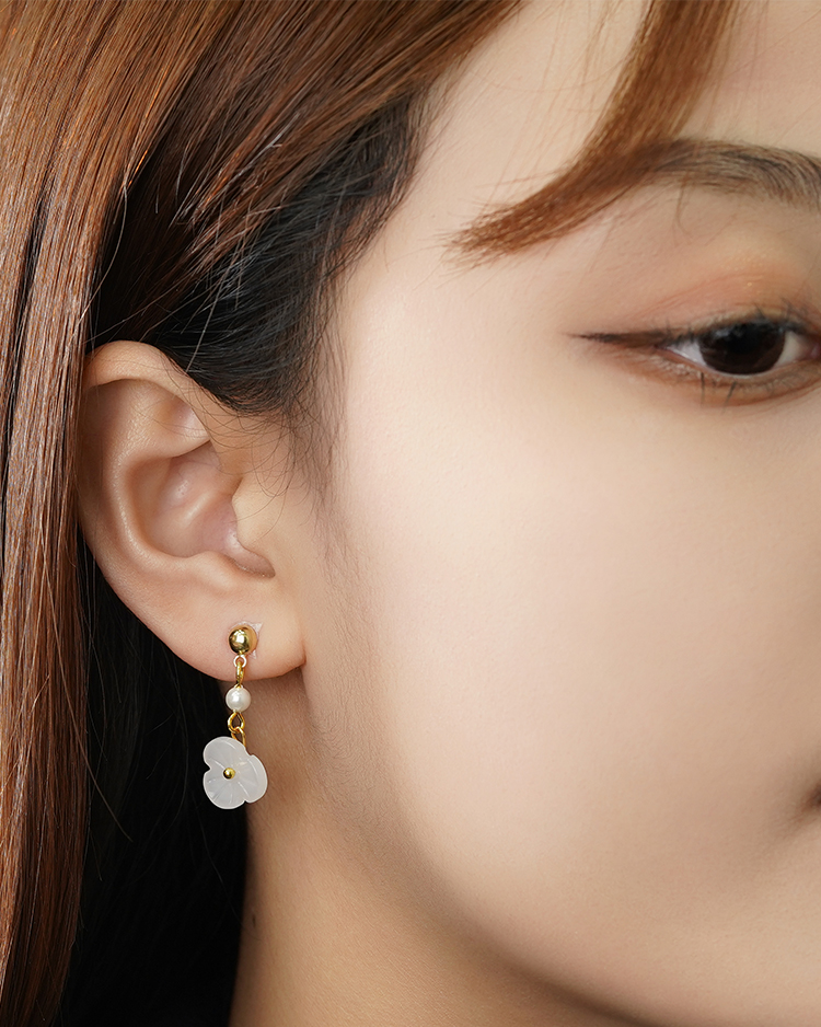 白母貝花朵珍珠 耳針/無耳洞黏貼式耳環 模特兒展示