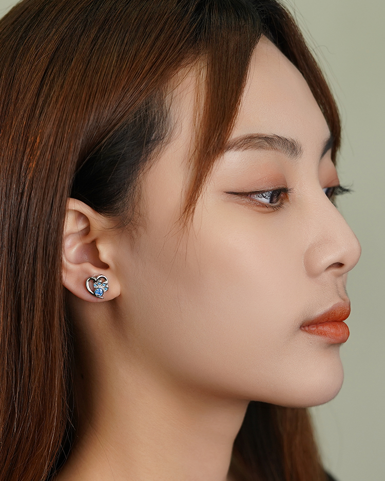心型藍鋯石貓爪 耳針/無耳洞黏貼式耳環 模特兒展示