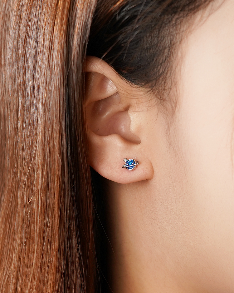 夜空藍月行星 耳針/無耳洞黏貼式耳環 模特兒展示
