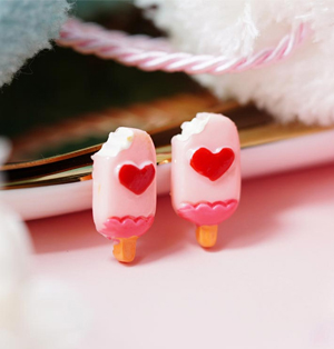 新年飾品，粉嫩愛心草莓雪糕 無耳洞黏貼式耳環