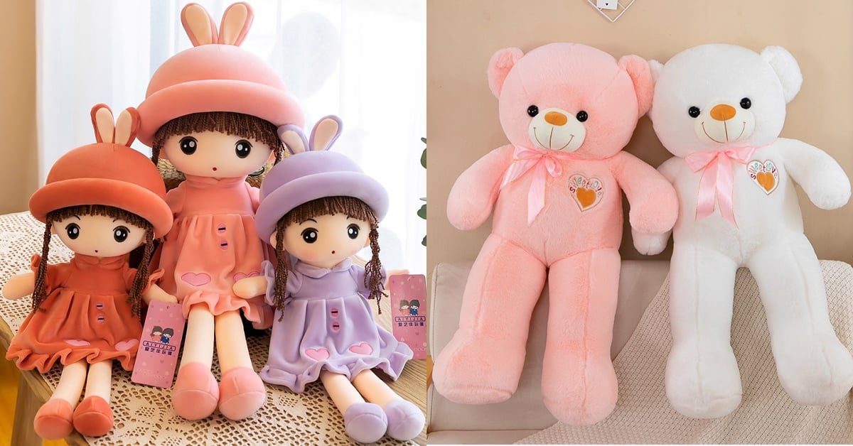 左側為三個穿著粉色與紫色洋裝、戴兔耳帽的可愛女孩布偶娃娃，坐在窗邊；右側為一粉一白兩隻大型泰迪熊娃娃，佩戴緞帶蝴蝶結，是小女孩最療癒的玩伴