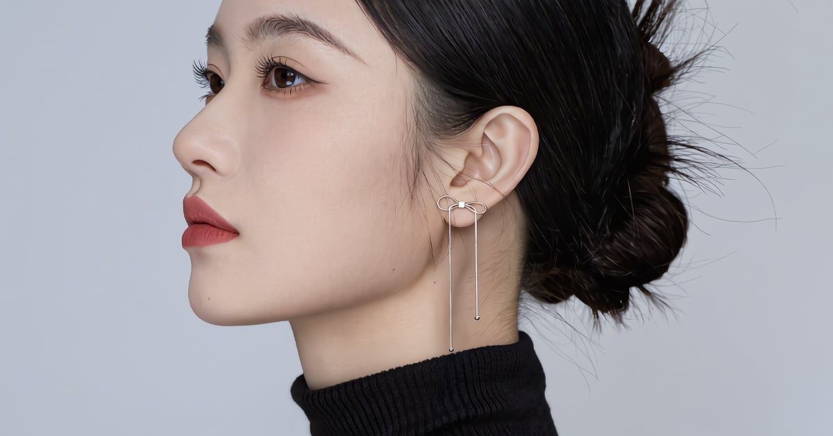 高領毛衣搭配垂墜耳環示意