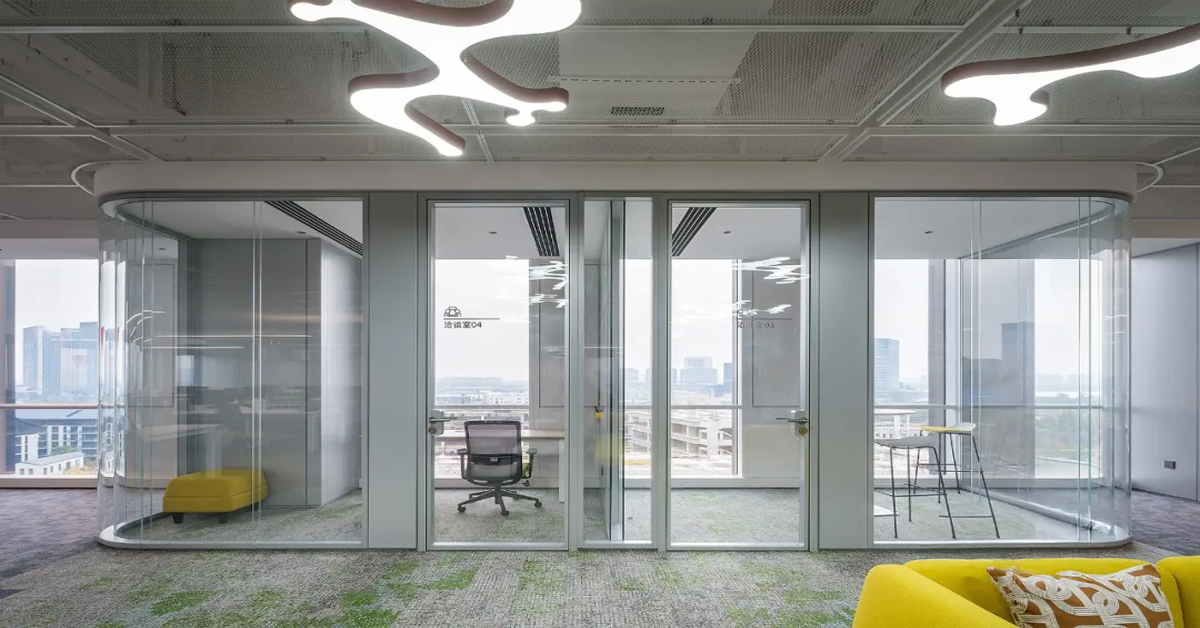 W Interiors 使用 Maars Panorama 打造的通透辦公空間